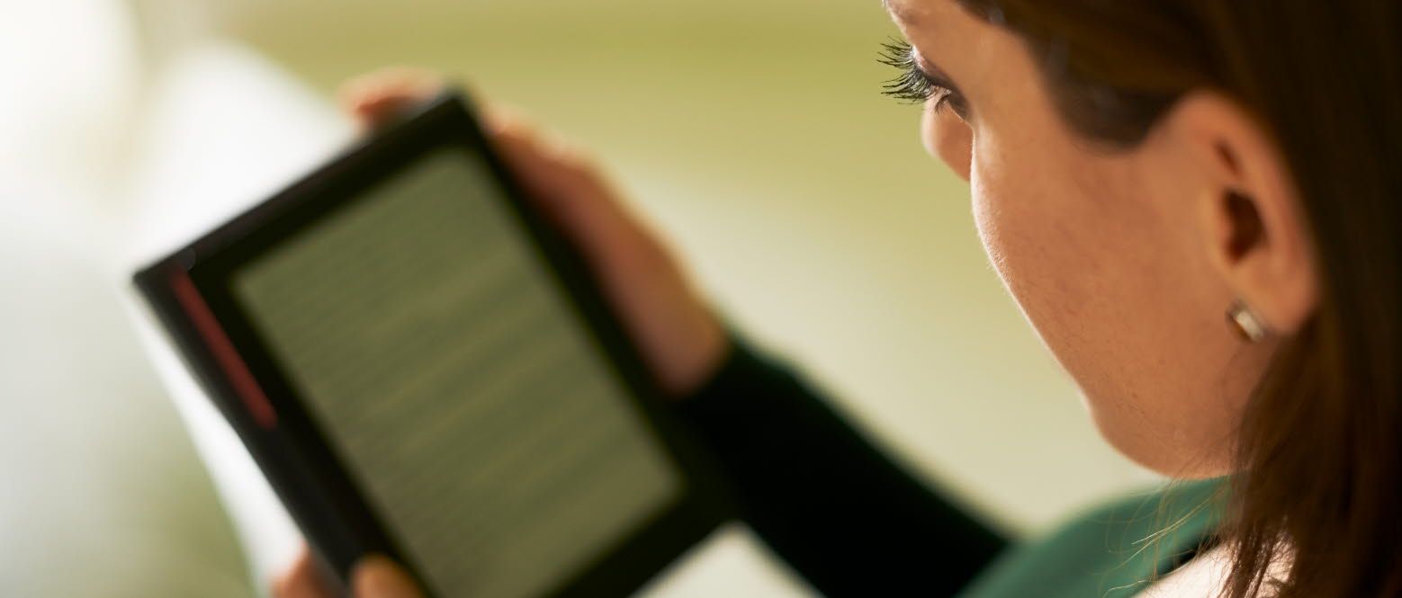 woman reading on a tablet Stiftung Lesen user case